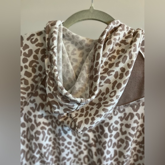 Lightweight animal print Hoodie. Lots of style in cream and tan - Picture 5 of 5